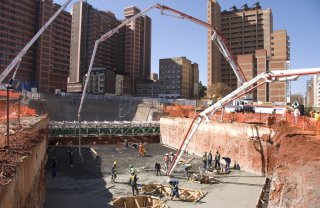 PARK STATION Excavation of the tunnel portal to the floor level is almost complete. When the floor of this excavation is reached, tunnelling work to Rosebank station will start.  The final vertical depth of the excavation will be nearly 25 m below the existing ground surface. It is currently at around 20 m